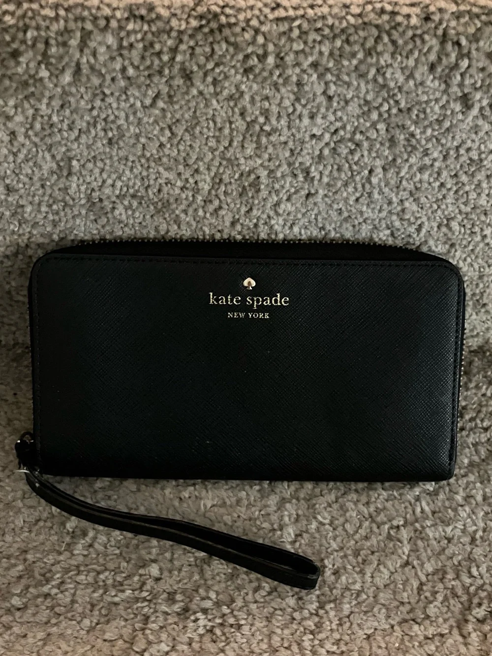 EXCELLENT CONDITION! KATE SPADE CEDAR STREET “TALK IS CHIC” ZIP AROUND WRISTLET